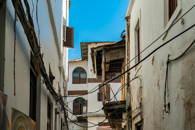 STONE TOWN, TANZÂNIA - 22 de dezembro de 2021: Ruas estreitas e casas antigas na cidade de Stone, Zanzibar, Tanzânia