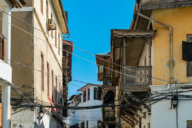 STONE TOWN, TANZÂNIA - 22 de dezembro de 2021: Ruas estreitas e casas antigas na cidade de Stone, Zanzibar, Tanzânia