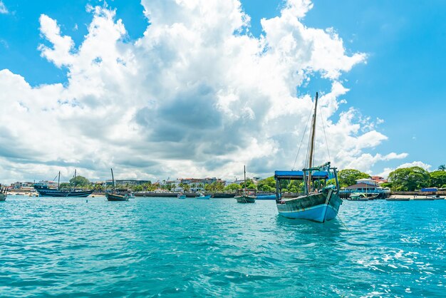 STONE TOWN ZANZIBAR 22 DE DEZEMBRO DE 2021 Barcos em um porto de Stone Town Zanzibar Tanzânia