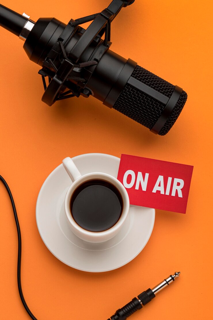 Foto grátis stream de rádio matinal com café e microfone