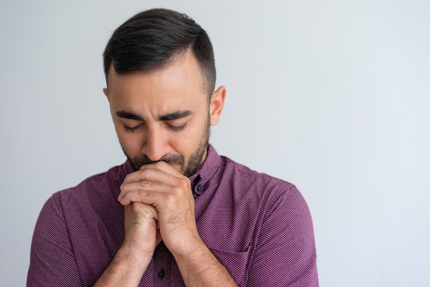 Stressed guy sentindo problemas e orando por ajuda