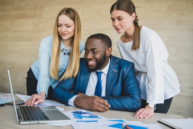 Foto grátis stylized empresários com laptop