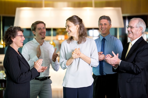 sucesso empresário companhia do colega de trabalho profissional