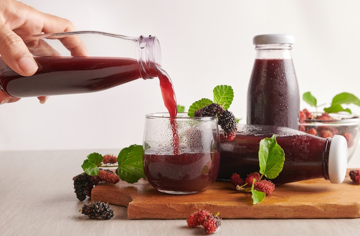 Foto grátis suco de amora com frutas vermelhas