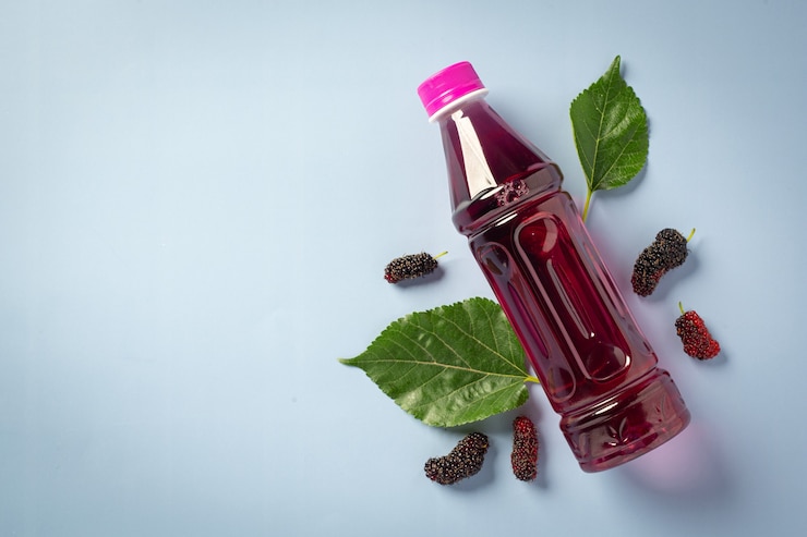 Foto grátis suco de amora na superfície azul
