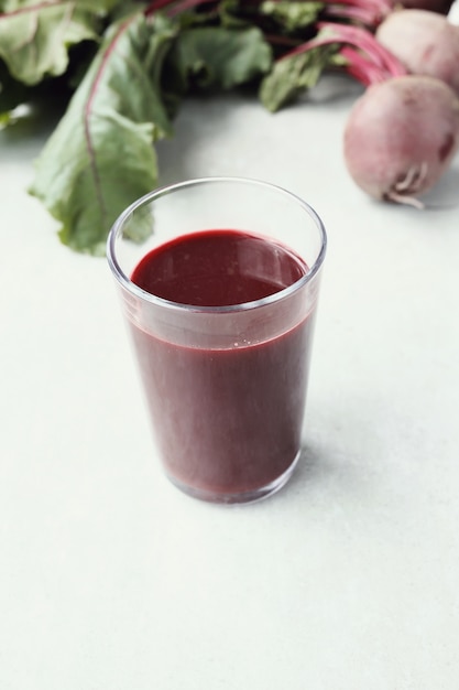 Foto grátis suco de beterraba em branco