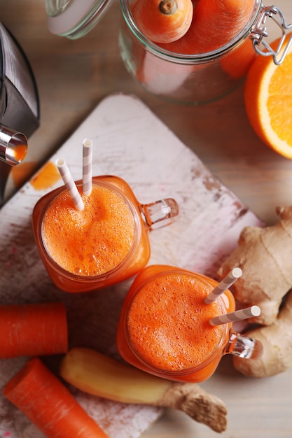 Foto grátis suco de cenoura fresca