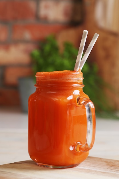 Foto grátis suco de cenoura fresca