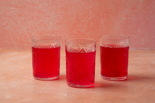 Foto grátis suco de cornel vermelho em copos de vidro.