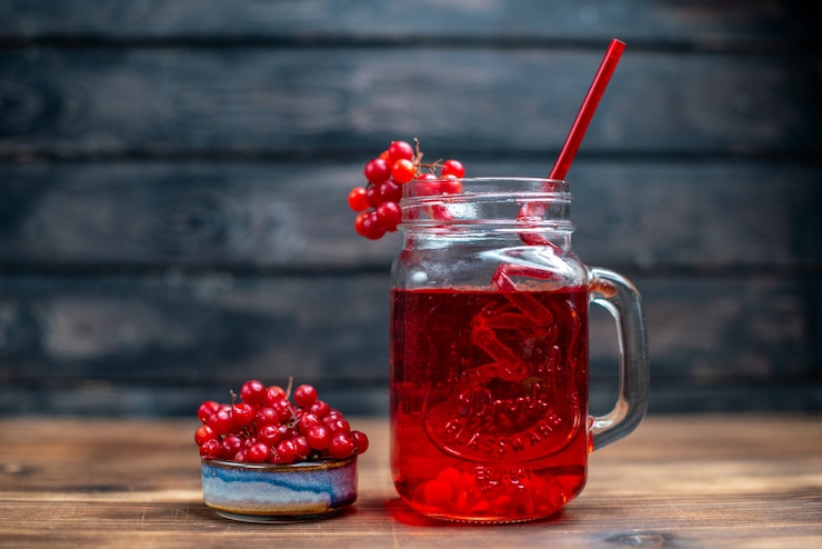 Foto grátis suco de cranberry fresco dentro da lata no bar escuro foto coquetel de frutas