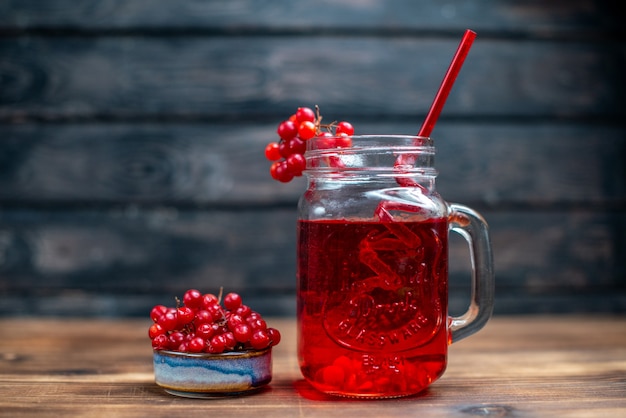 Suco de cranberry fresco dentro da lata no bar escuro foto coquetel de frutas