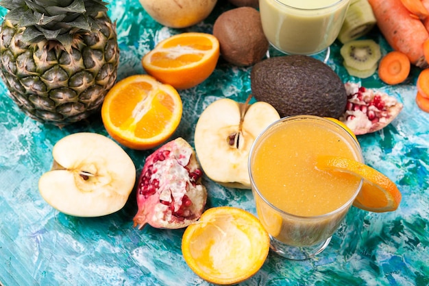 Suco de desintoxicação cru saudável ao lado de frutas frescas