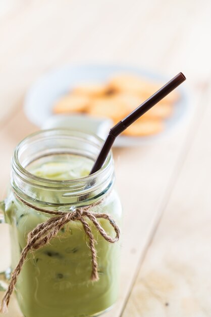 Suco de fruta em um frasco fofo