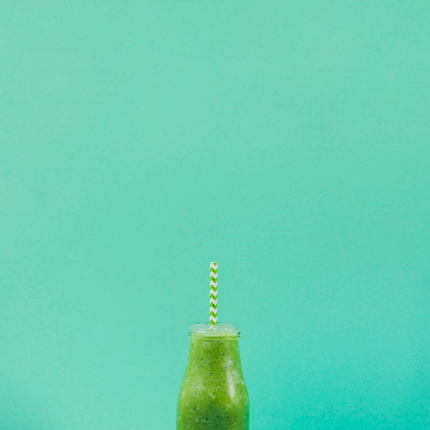 Suco de fruta saudável com fundo de cor