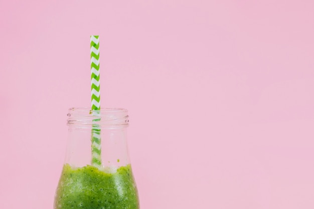 Foto grátis suco de fruta saudável com fundo de cor