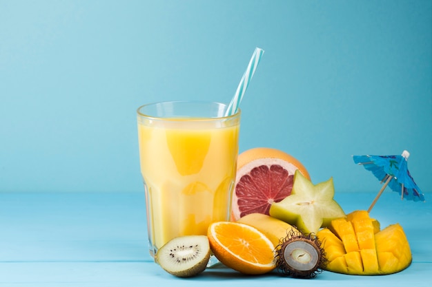 Suco de frutas de verão em fundo azul