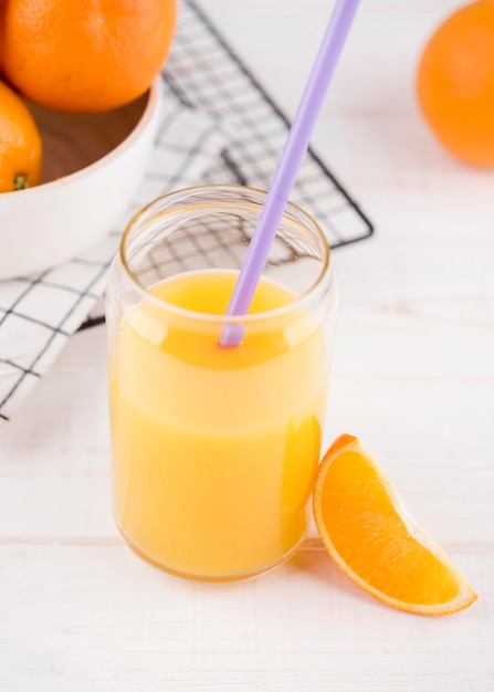 Suco de laranja caseiro de close-up com palha