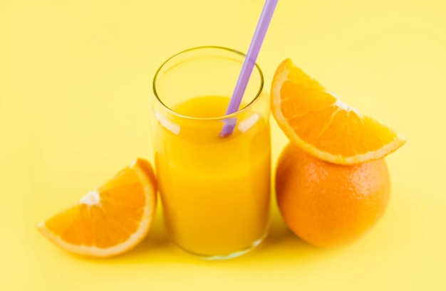 Foto grátis suco de laranja caseiro pronto para ser servido