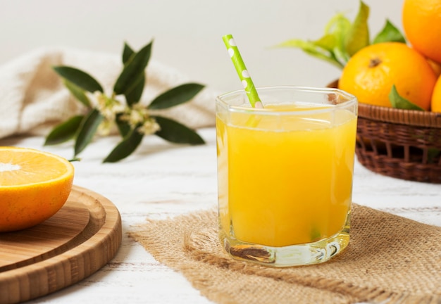 Suco de laranja caseiro saudável vista frontal