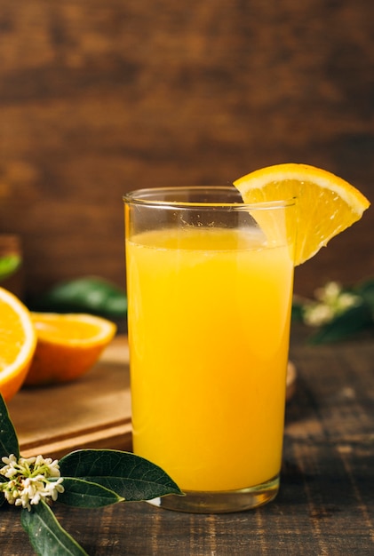 Suco de laranja colorido em vidro