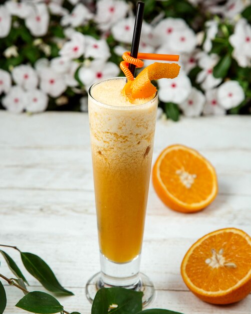 Suco de laranja com gelo picado