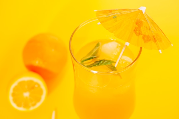 Foto grátis suco de laranja com hortelã no copo de furacão