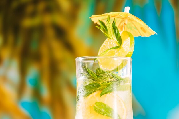 Suco de laranja com limão e guarda-chuva