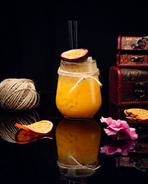 suco de laranja em cima da mesa