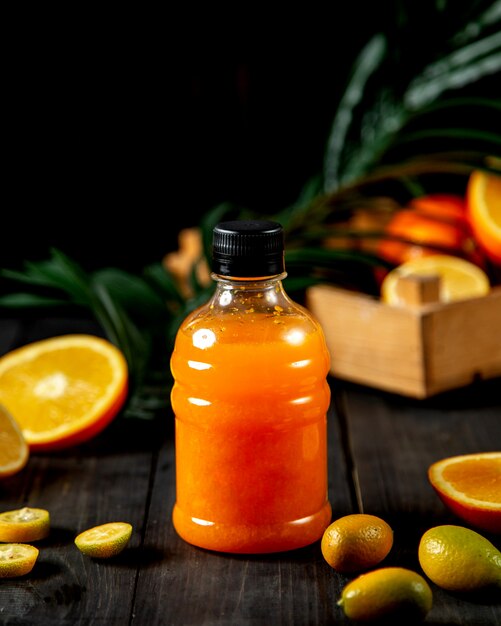 Suco de laranja em garrafa de plástico