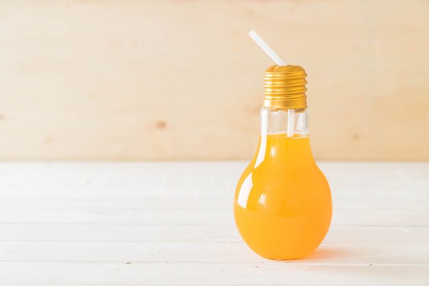 Suco de laranja em vidro de forma de lâmpada