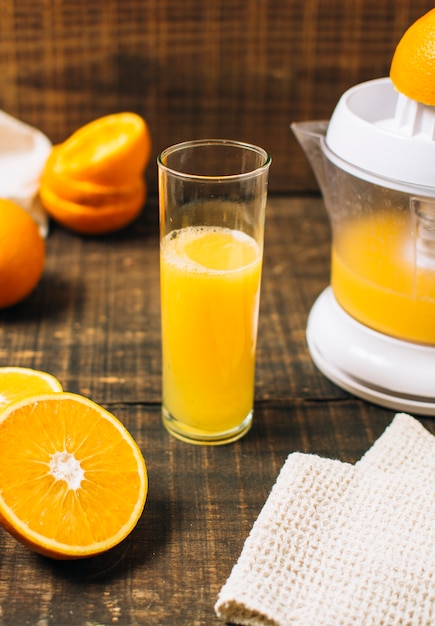 Suco de laranja fresco de alto ângulo feito com espremedor manual