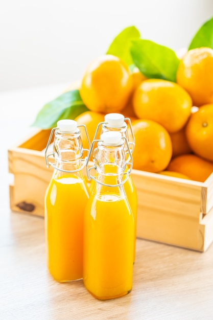 Foto grátis suco de laranja fresco para beber no copo de garrafa