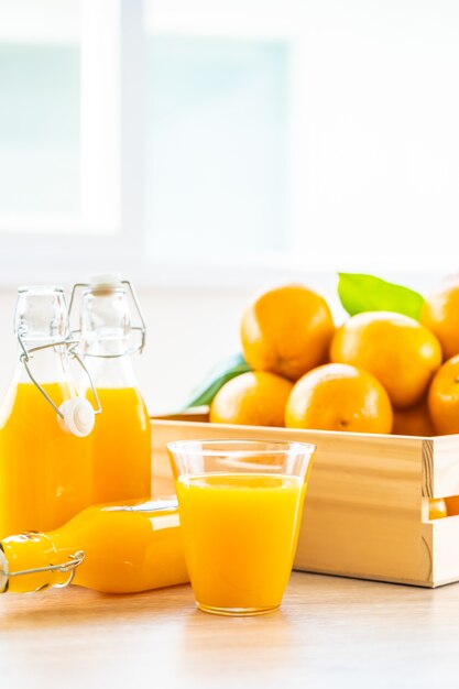 Suco de laranja fresco para beber no copo de garrafa