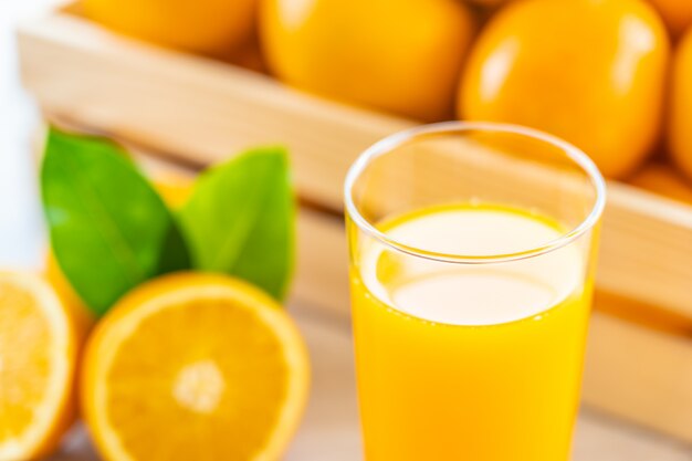 Suco de laranja fresco para beber no copo de garrafa