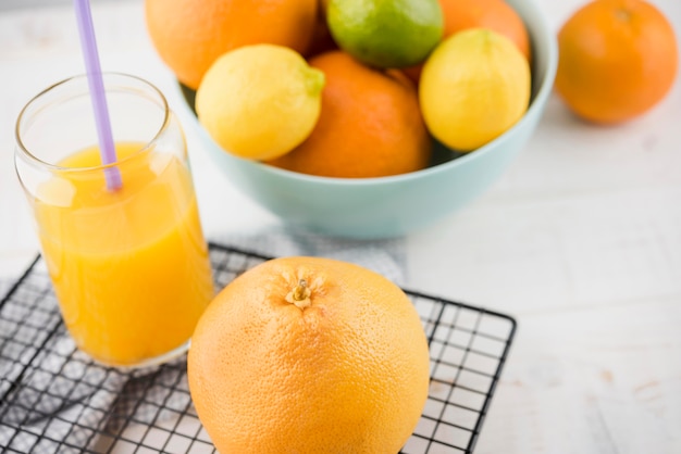 Foto grátis suco de laranja orgânico de close-up em cima da mesa