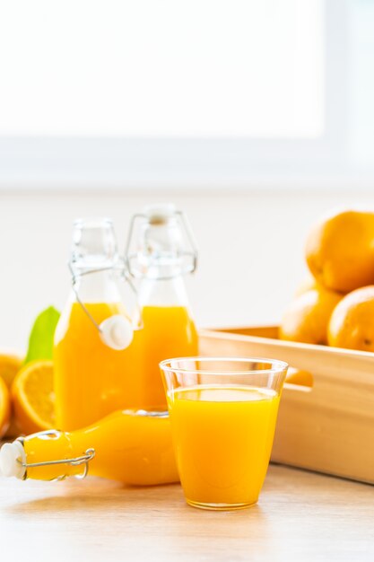 Suco de laranja para beber em copo de garrafa