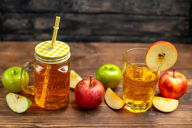 Suco de maçã fresco de vista frontal dentro da lata com maçãs frescas em bebida de cor escura foto coquetel de frutas