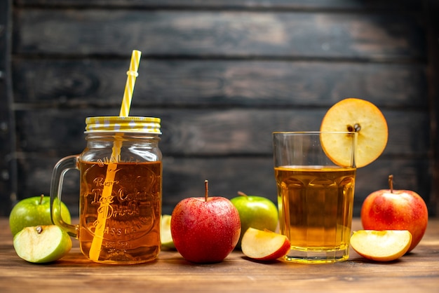 Suco de maçã fresco dentro da lata com maçãs frescas na mesa de mesa escura