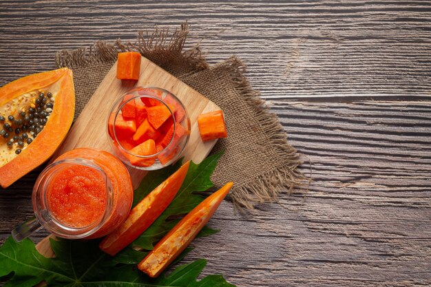 Suco de mamão servido com mamão fresco picado