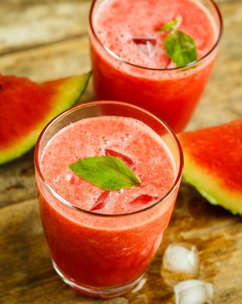 Suco de melancia em uma mesa de madeira