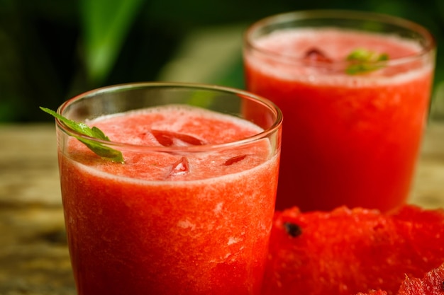 Suco de melancia em uma mesa de madeira