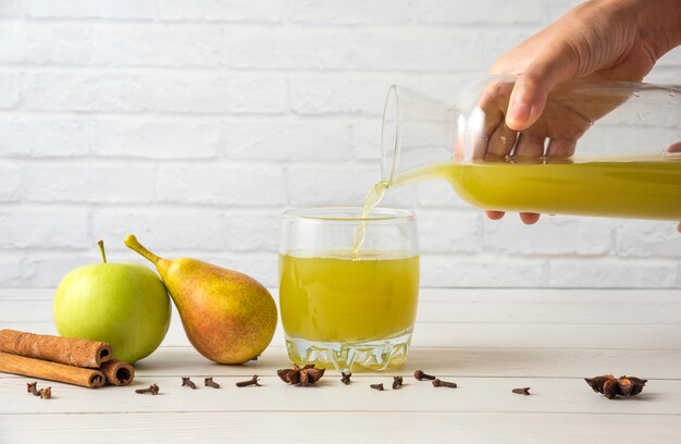 Suco de pêra e maçã com sabor de canela em copo de vidro