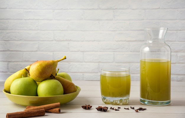 Suco de pêra e maçã com sabor de canela em copo de vidro