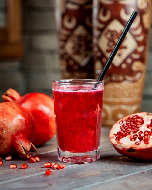 Suco de romã em vidro com cachimbo