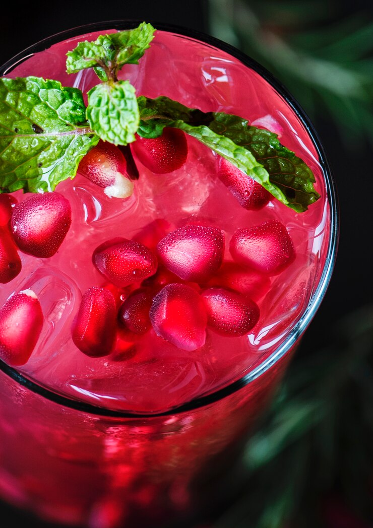 Foto grátis suco de romã fresco tiro macro
