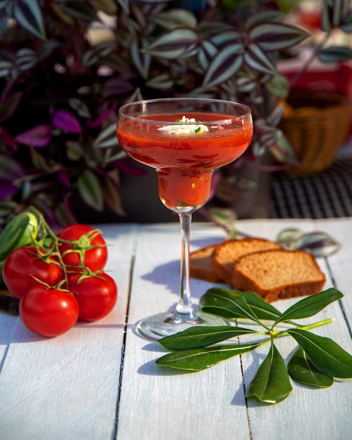 Suco de tomate com queijo e ervas