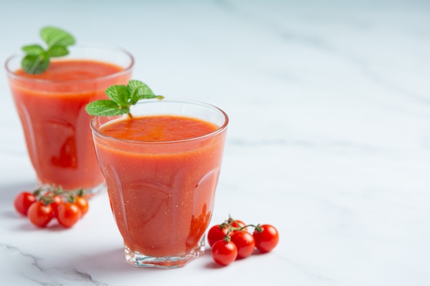 Suco de tomate fresco pronto para servir