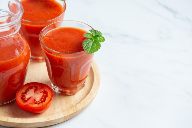 Suco de tomate fresco pronto para servir