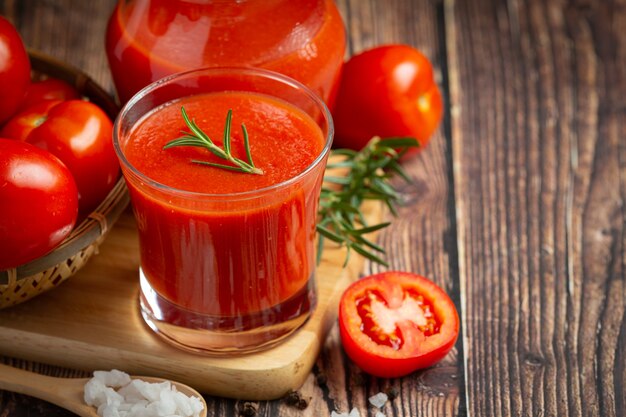 Suco de tomate fresco pronto para servir