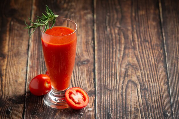 Suco de tomate fresco pronto para servir